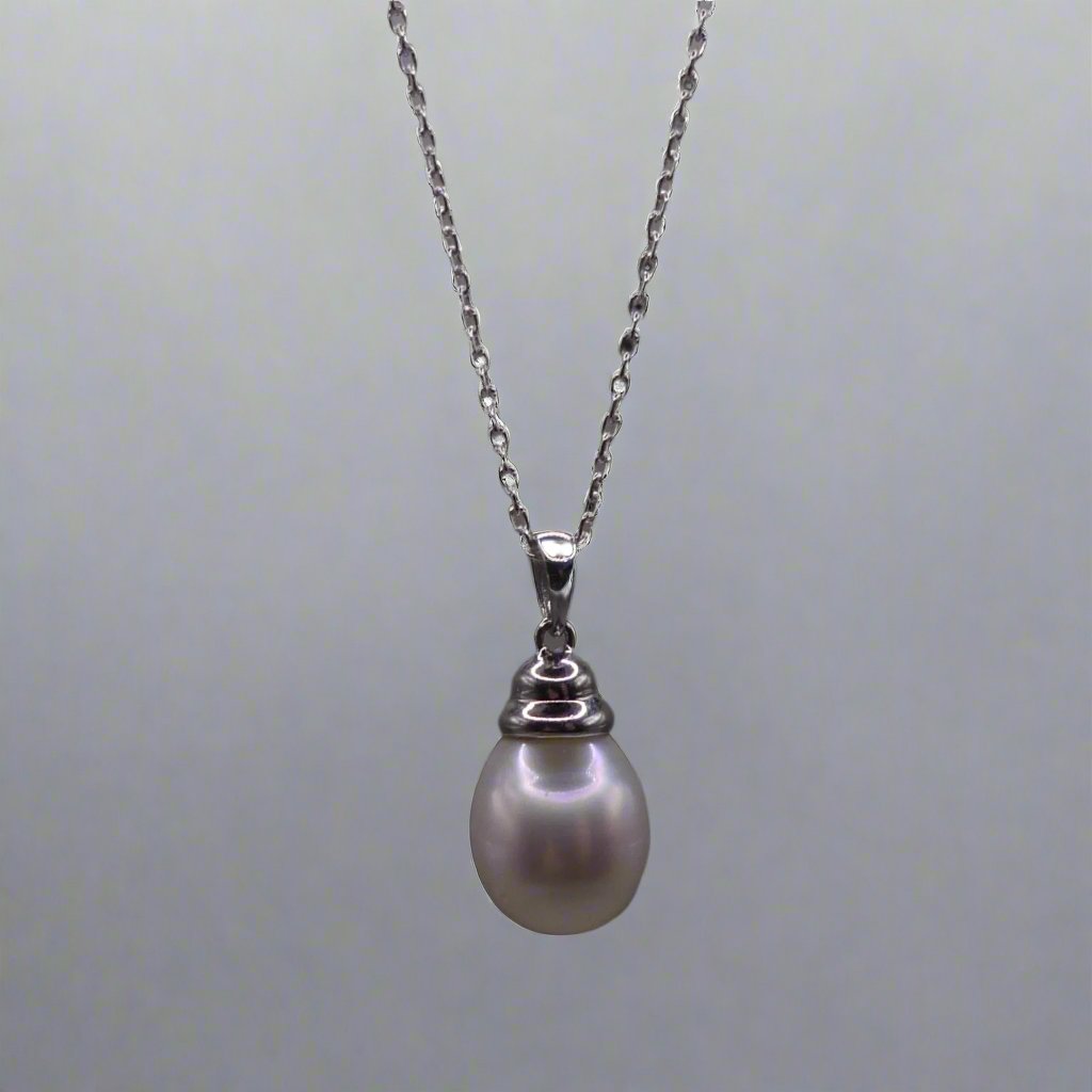 Luxurious South Sea Pearl Necklace in Sterling Silver Setting