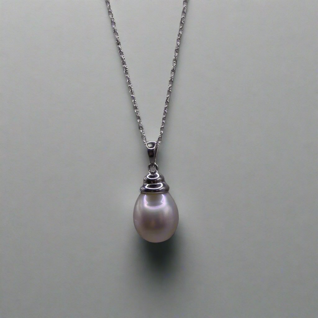 Luxurious South Sea Pearl Necklace in Sterling Silver Setting