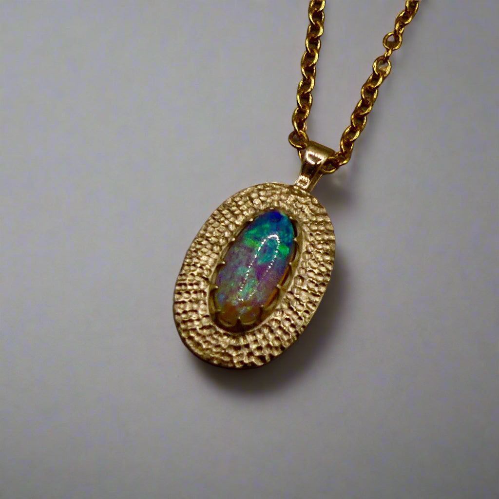 Beautiful 9k Gold Lightning Ridge Opal Pendant